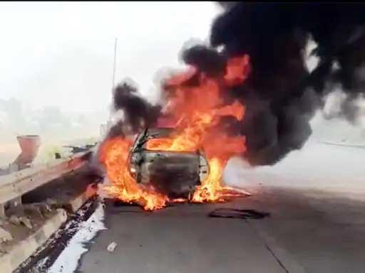 A moving car caught fire, a policeman jumped out to save his life.