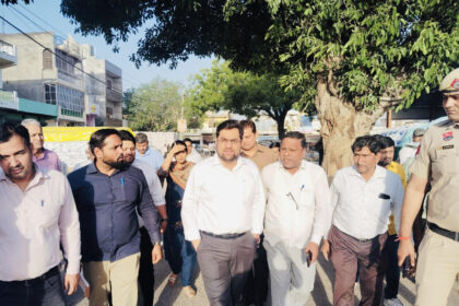 DC Ayush Sinha visited Ballabhgarh grain market and inspected the arrangements.