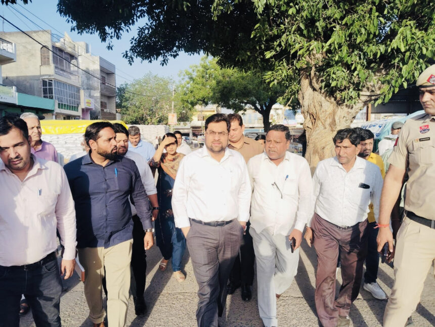 DC Ayush Sinha visited Ballabhgarh grain market and inspected the arrangements.