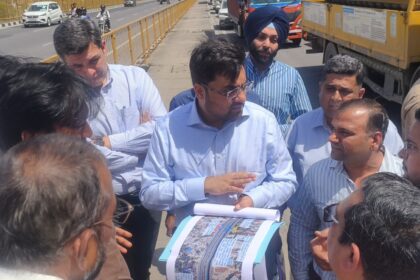 DC Ayush Sinha inspected ground zero regarding waterlogging and sewerage management in Faridabad and gave instructions to the officials.
