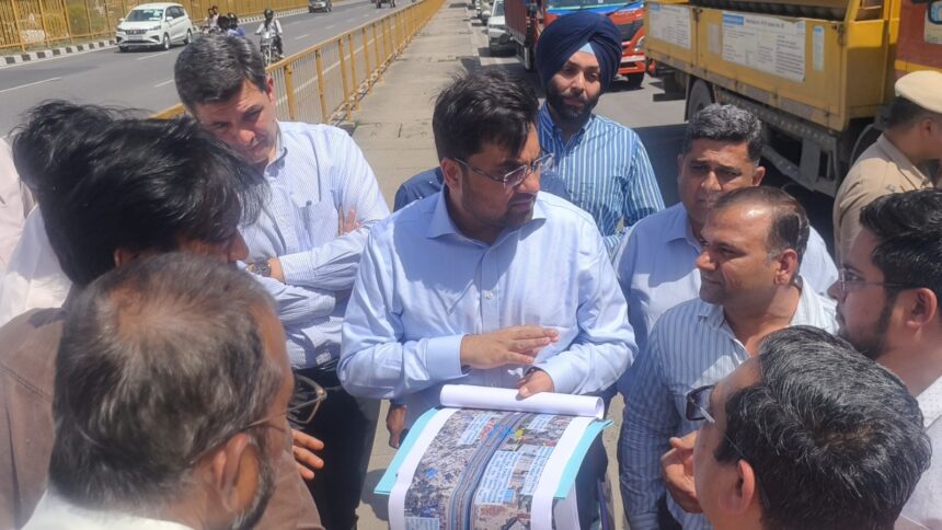 DC Ayush Sinha inspected ground zero regarding waterlogging and sewerage management in Faridabad and gave instructions to the officials.