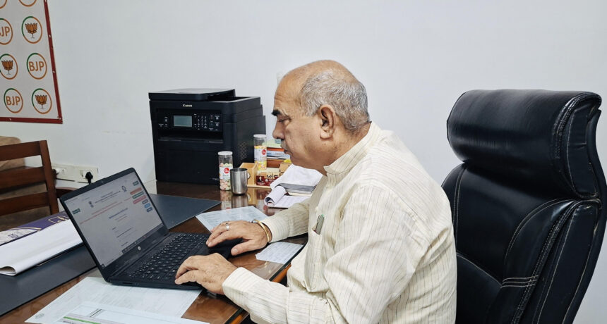Digital initiative in Census: MLA and former Cabinet Minister Moolchand Sharma participated in the self-enumeration process