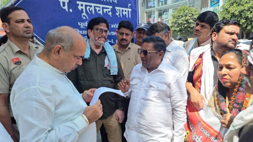 Government should give justice to the family of the employee who died in the fire: Naresh Shastri