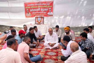 District Congress President Baljeet Kaushik and his team went to the fire station located at Nehru Ground and supported the demands of the striking employees.