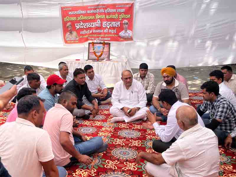 District Congress President Baljeet Kaushik and his team went to the fire station located at Nehru Ground and supported the demands of the striking employees.