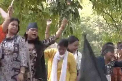 Women MPs march to Rahul's house, burn effigy; police use water cannons