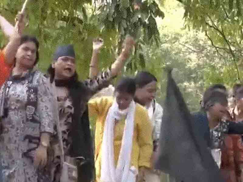 Women MPs march to Rahul's house, burn effigy; police use water cannons